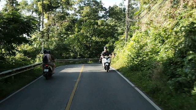 Дорога на острове Чанг (Таиланд) - вид из тук-тука. смотреть онлайн