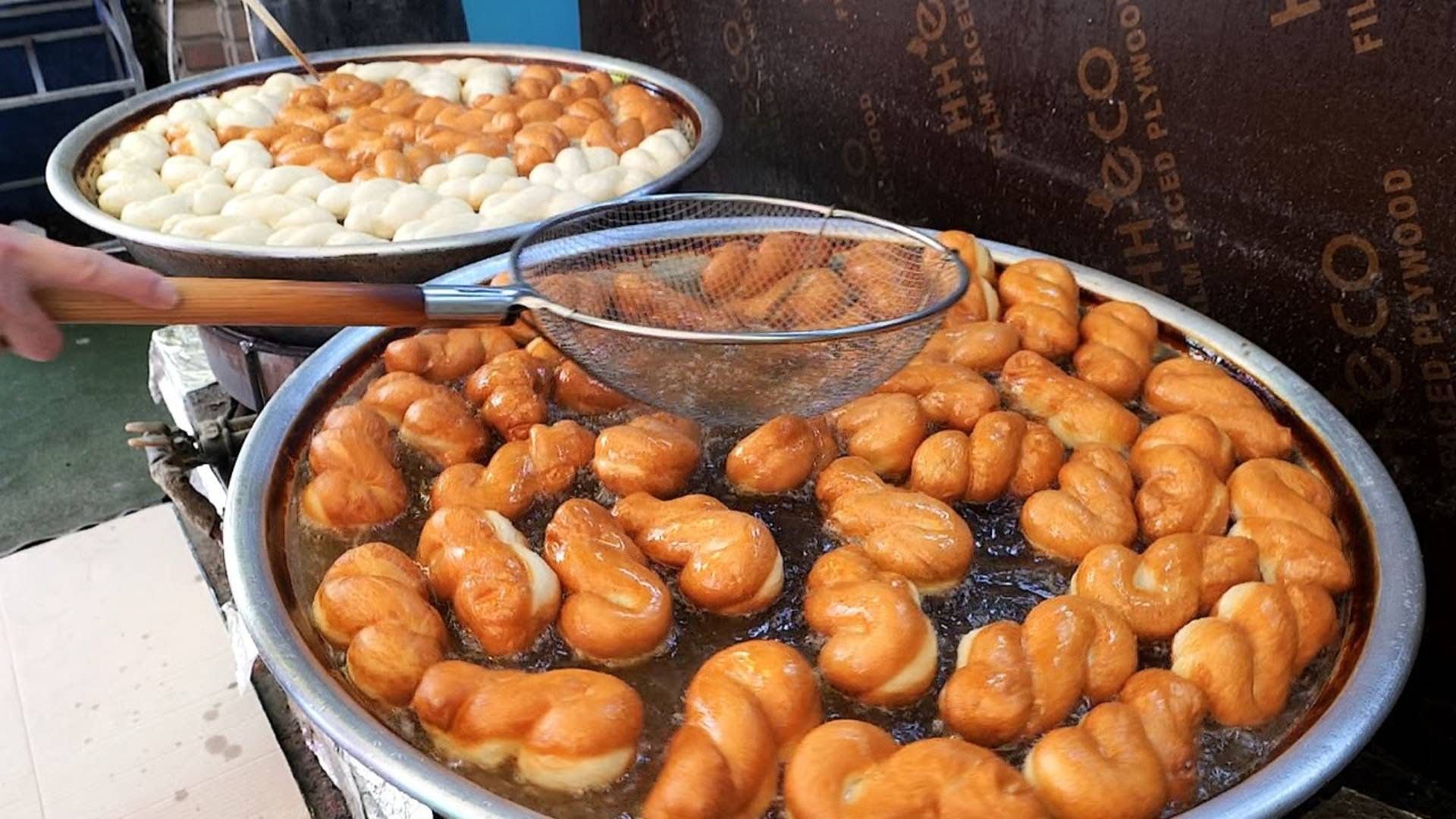 Мастер пончиков на корейском традиционном рынке. Корейская уличная еда смотреть онлайн