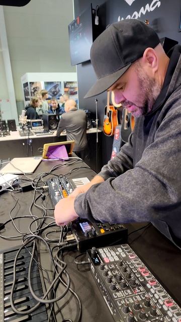 Фрагмент моегоAcid House Live на железках, на стенде бренда Arturia Сетап - Elektron Digitakt II, смотреть онлайн