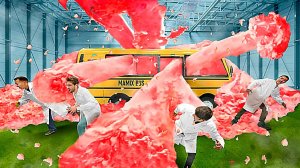 10 000 ЛИТРОВ СЛОНОВЬЕЙ ЗУБНОЙ ПАСТЫ В ШКОЛЬНОМ АВТОБУСЕ!