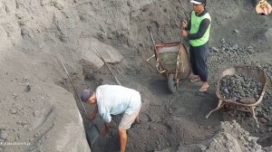 Строительство, шахтёры добывают чёрный песок