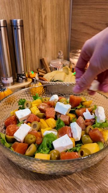 Салат с красной рыбой — яркий, как праздник, и лёгкий, как вечерний ужин 🥗