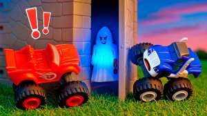 Приведение на стройке! Вспыш и Крушила ловят привидение! 🔥🏰 Кто победит?