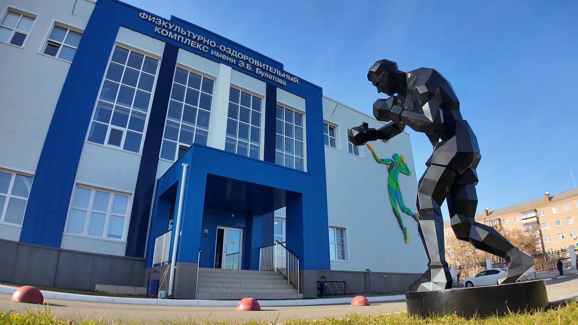 На территории ФОКа установили фигуру боксера смотреть онлайн
