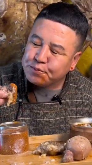 Приехал после дойки коров и на ужин отменные бычьи яйца с острым соусом уплетается вкусно.👍😀