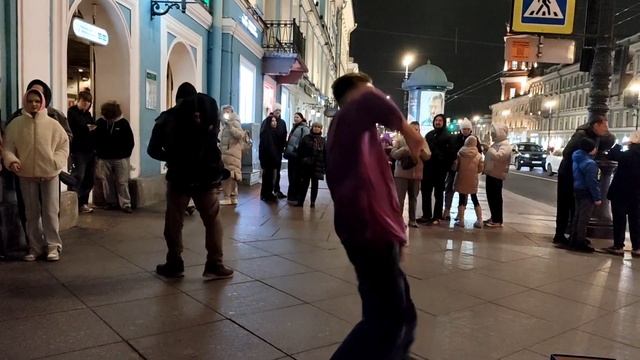 ТАНЦОР МАКСИМ ТАНЦУЕТ НА НЕВСКОМ ПРОСПЕКТЕ смотреть онлайн
