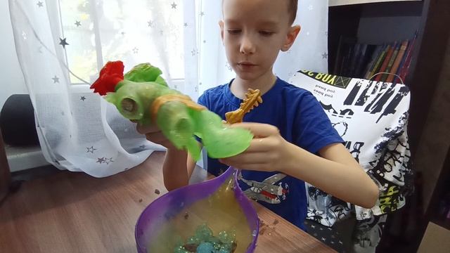 Шедоу разрезает Царя Гидру из гуджитсу