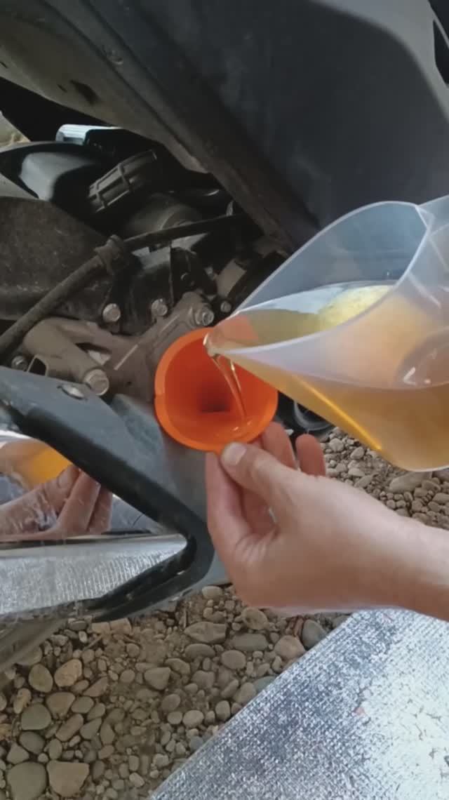 Скутер Osaka Tezza замена масла в двигателе и редукторе смотреть онлайн