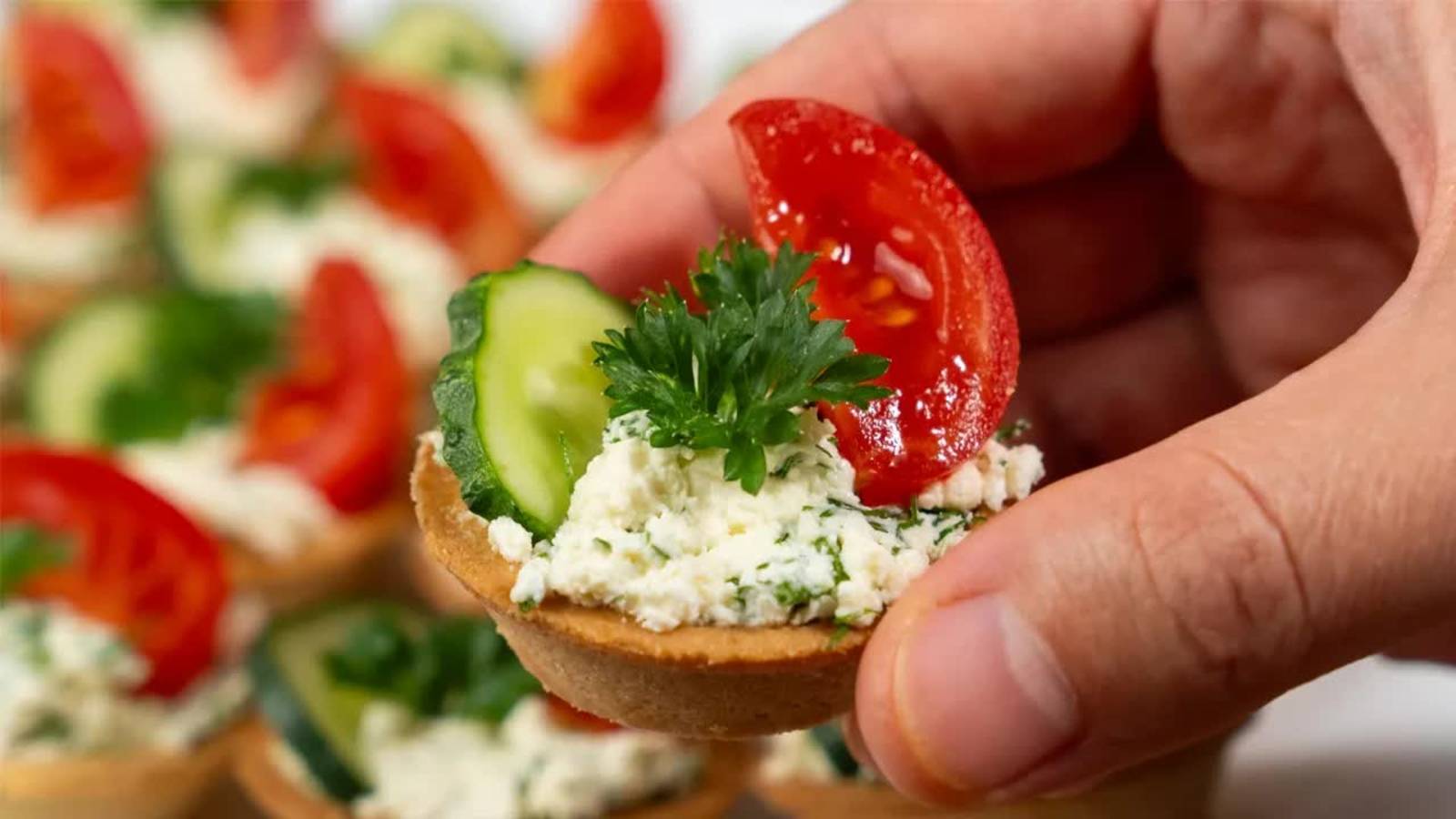 5 ОРИГИНАЛЬНЫХ ЗАКУСОК на НОВЫЙ ГОД 2026! Лучшие и Быстрые ЗАКУСКИ на НОВОГОДНИЙ СТОЛ 2026! смотреть онлайн