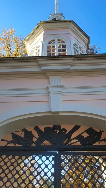 Вьездные ворота в потешную крепость "Петерштадт" в Ораниенбауме. смотреть онлайн