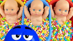 Мультики для малыше. Смешиваем радужные шарики в ванночках. Смотреть онлайн залипалки для детей