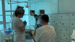 Анестезиолог вводит наркоз