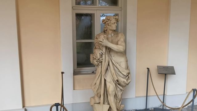 Скульптура в галерее Большого Меншиковского дворца в Ораниенбауме. смотреть онлайн