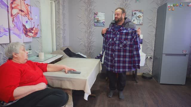 Какие вещи купил для папы Вкусно кушаем лапшу и салат с кальмарами ЖИЗНЬ В ДЕРЕВНЕ подвал ильича смотреть онлайн