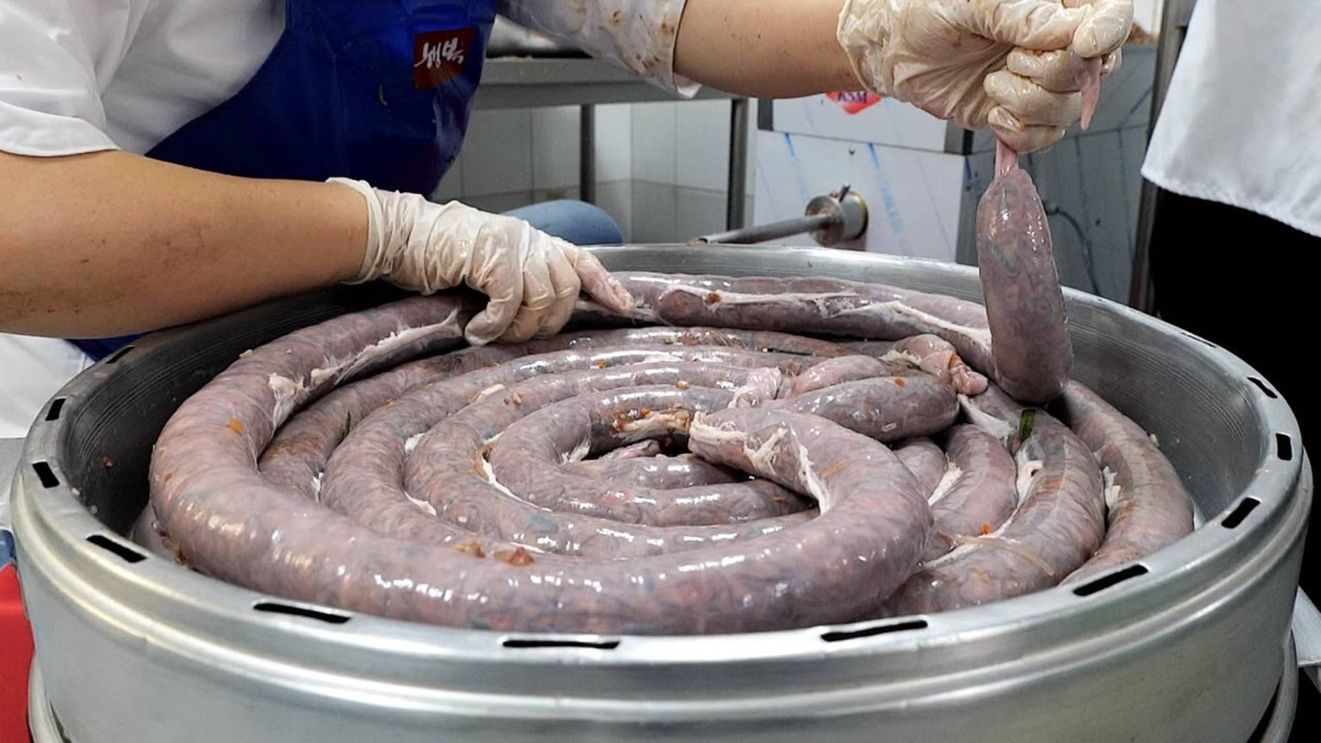 Приготовление корейской традиционной домашней колбасы (сандэ) - корейская еда смотреть онлайн