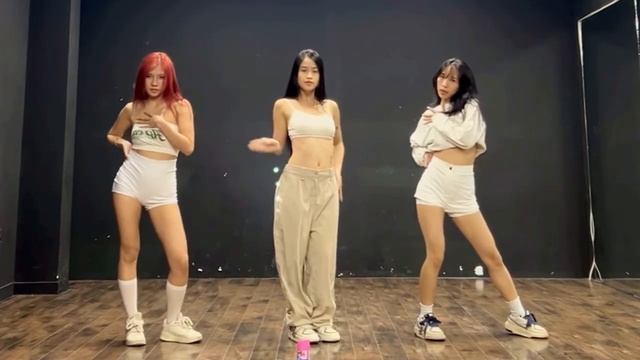 Huntrix "Golden" Dance mirrored смотреть онлайн