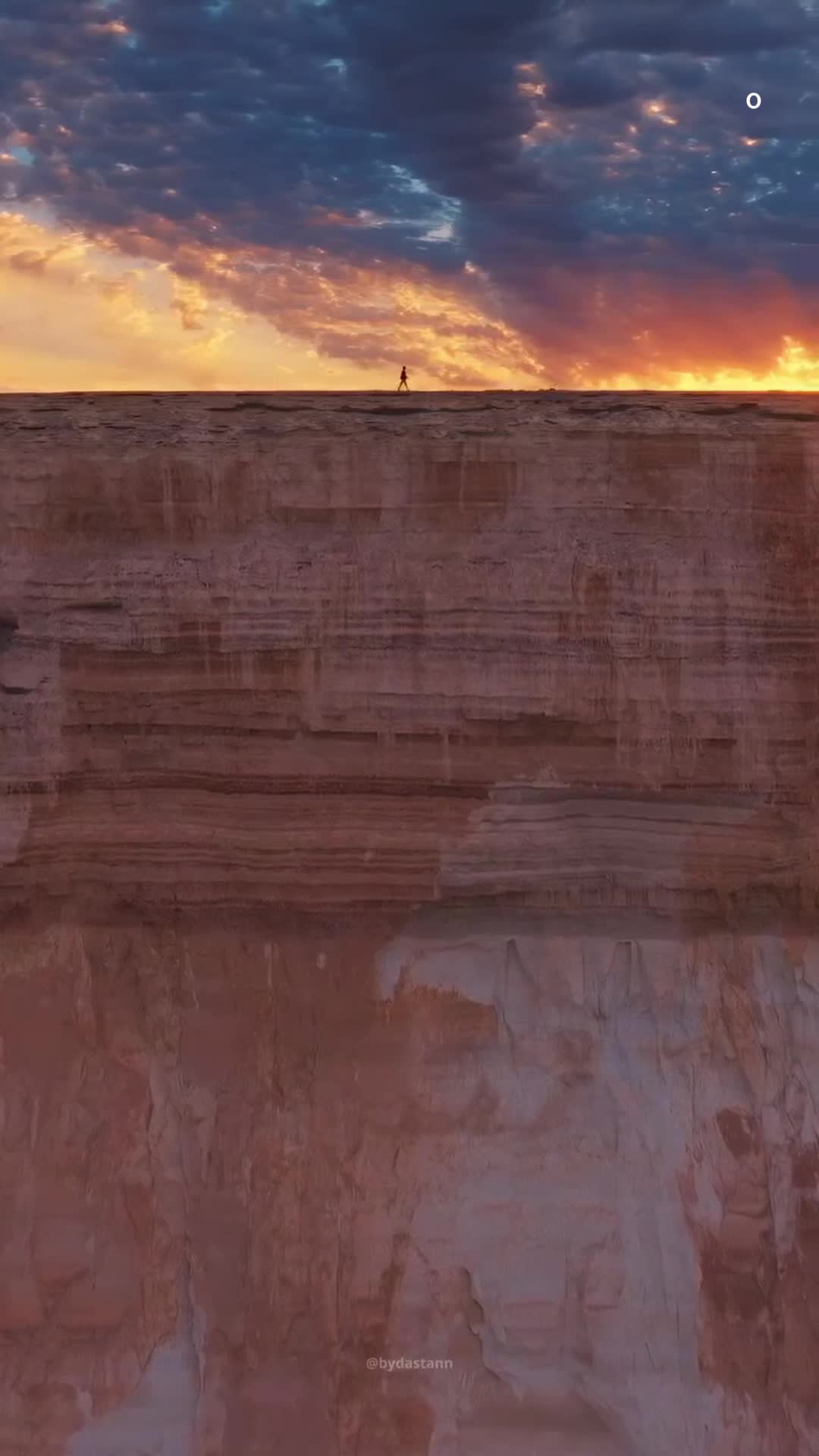 На плато Устюрт расположен уникальный Бозжира — утёс, напоминающий сцену из фантастического фильм... смотреть онлайн