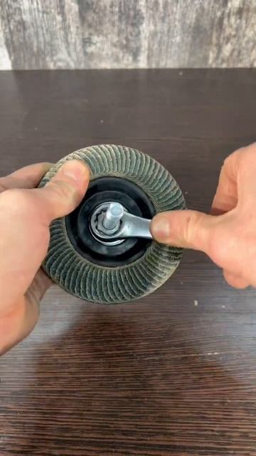 Точим нож старыми лепестковыми дисками😁 смотреть онлайн