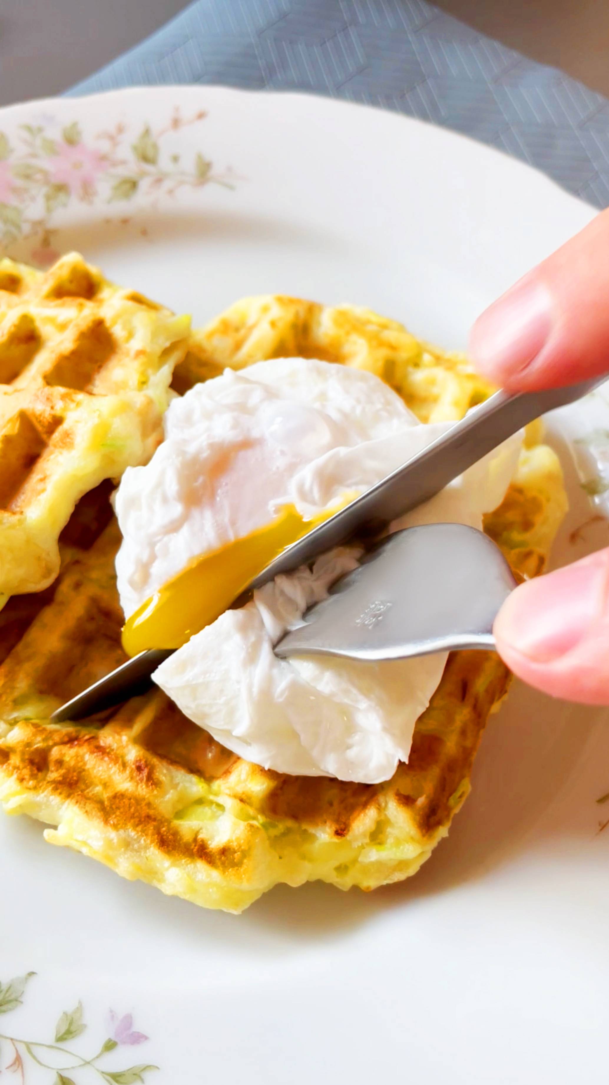 Кабачковые вафли с яйцом-пашот на завтрак