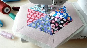 Получится идеально ровно даже у начинающих. Салфетка из треугольников и полос, нет косой бейки.