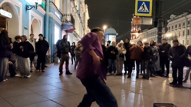 ТАНЦОР САША УИЛЬЯМ МАКСИМ УЛЬЯНА ТАНЦУЮТ НА НЕВСКОМ ПРОСПЕКТЕ смотреть онлайн