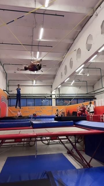 Двойное сальто назад на батуте, прыжки на батуте, СК Сальто
