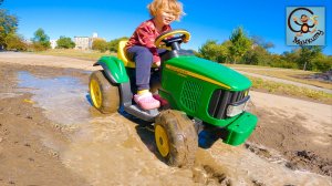 Дети и Машинки. Игрушечный и Настоящий Трактор в грязи. Манкиту