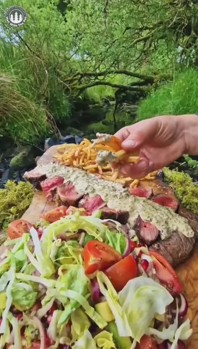 Сочный стейк «Томагавк» в сочетании с вкуснейшим садовым салатом 🥩🔥 смотреть онлайн