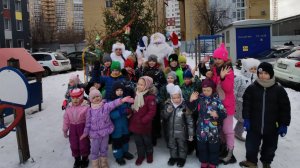 Дед Мороз и Снегурочка на уличных гуляниях во дворе дома