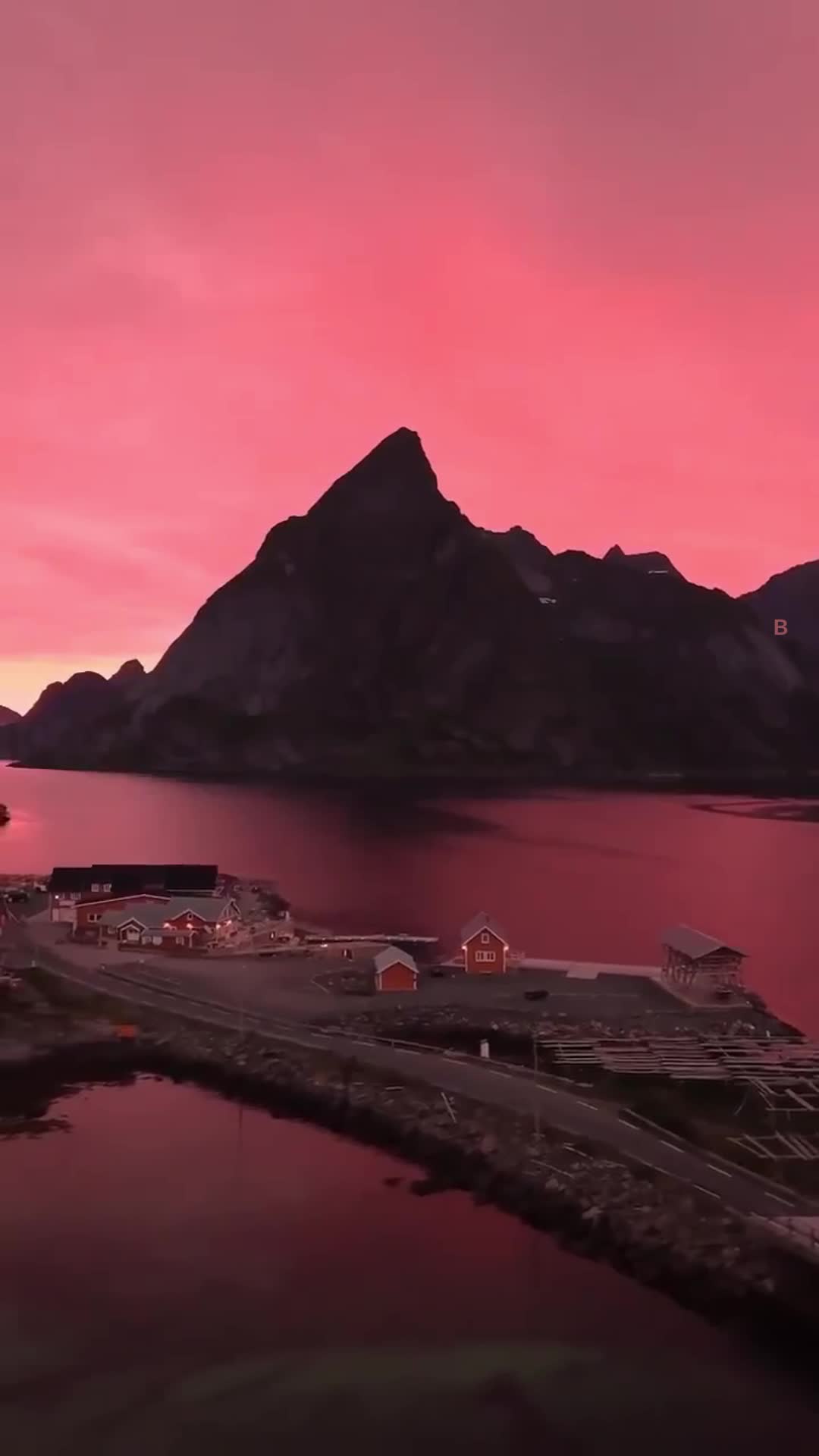 На Лофотенских островах можно насладиться потрясающим закатом, который создает неповторимую атмос... смотреть онлайн