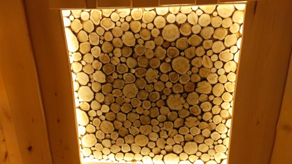 Панно из можжевельника на потолок в баню