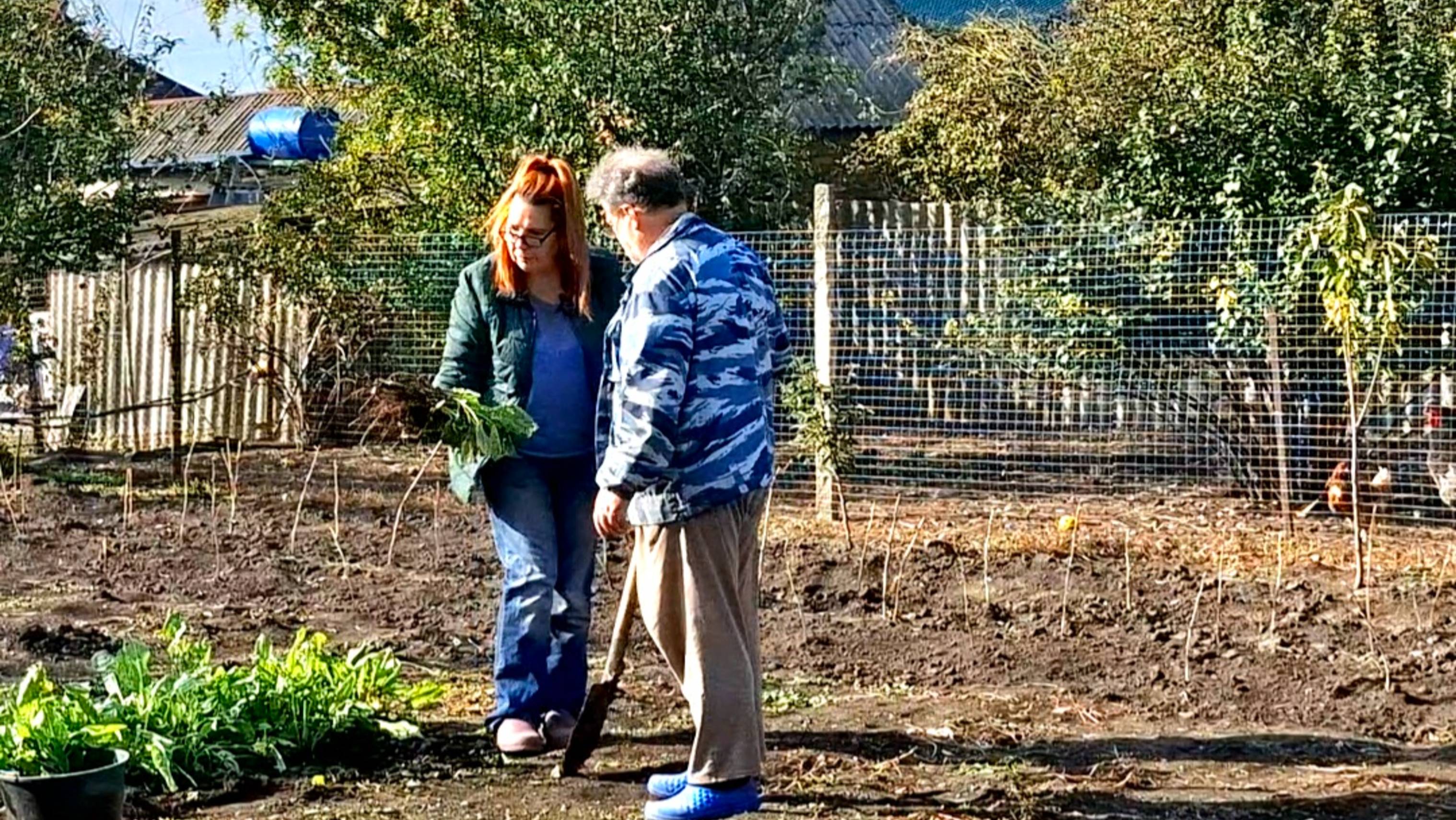 836 Живём в станице на Кубани. Уже и в огород пробрались. смотреть онлайн