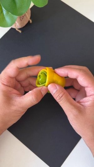 Не выбрасывайте кожуру от апельсинов — сделайте из неё красивые розы! Лёгкий цитрусовый аромат