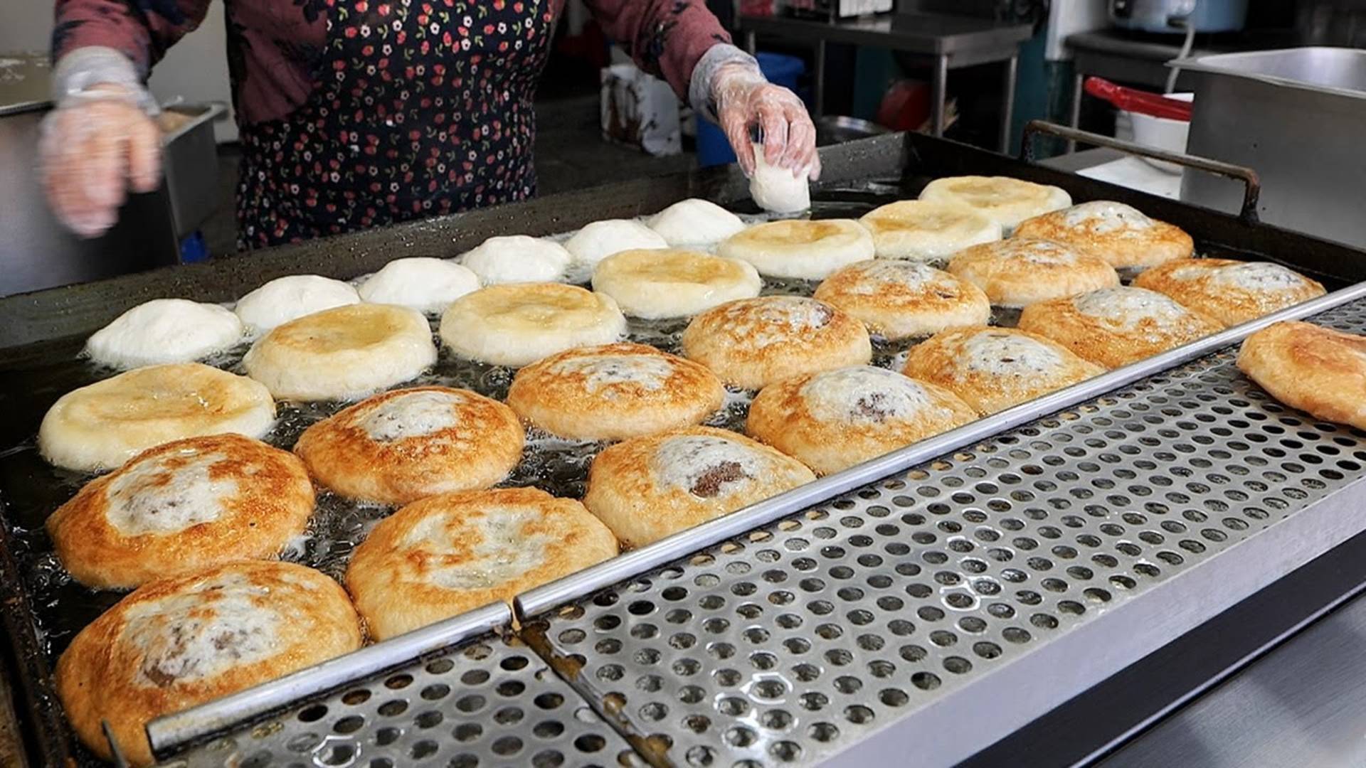 Популярные сладкие блинчики на традиционных корейских рынках Чхонвон Хотток, корейская уличная еда смотреть онлайн