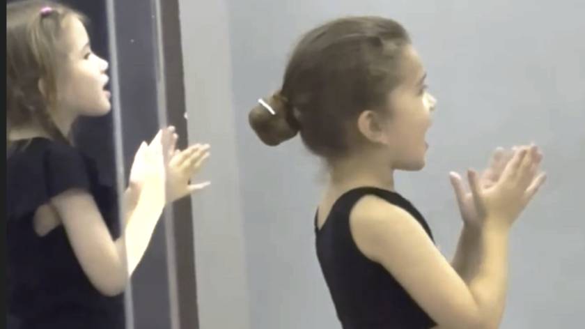 Девочки учатся хореографии... смотреть онлайн