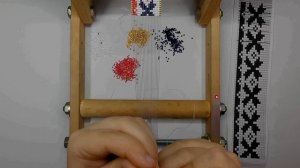 Браслет из бисера с геометрическим узором.