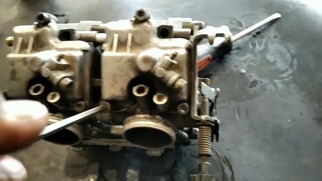 Чистим карб одной левой на мотоцикле Suzuki Intruder 1500 LC.