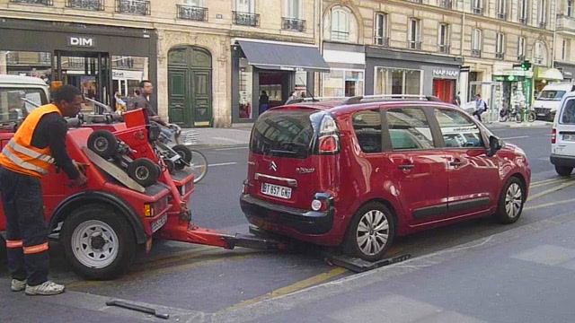 Работа мини-эвакуатора в Париже (Франция) смотреть онлайн
