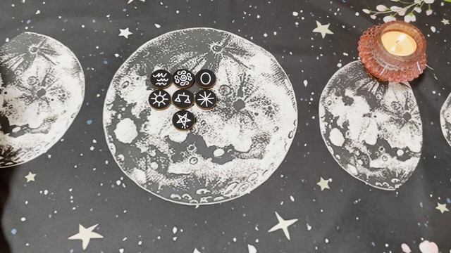 Хочет ли он что-то менять в ваших отношениях? Гадание на рунах. Ведьмины руны смотреть онлайн