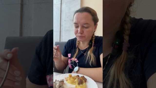 Пюре картофельное с гуляшом и язык говяжий тушеный в сметане. Мукбанг.Обед смотреть онлайн