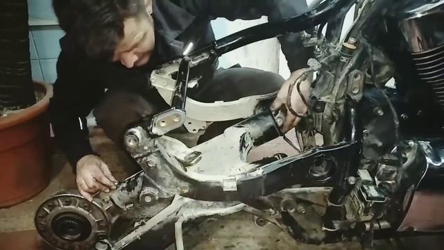 Ремонт мотоцикла Suzuki Intruder 1500 LC. Установка крестовины кардана через маятник.