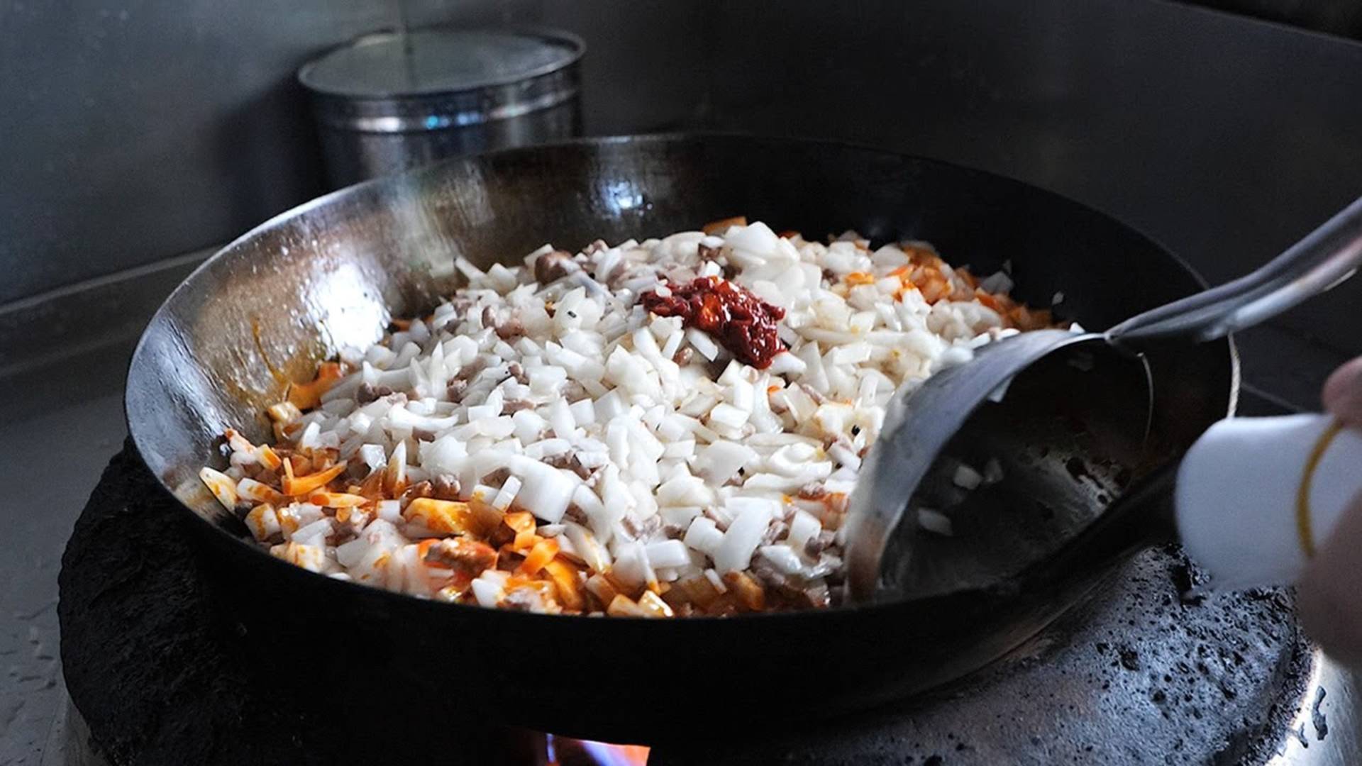 Чаджанмён с маслом чили и острым трюфельным маслом. Корейская кухня смотреть онлайн