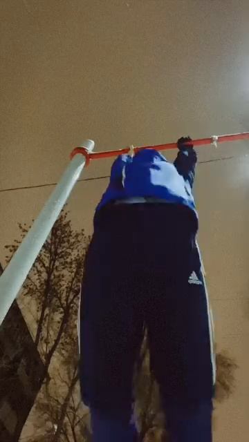 6 утра. Бег и турники. Купила перчатки…🥶 смотреть онлайн