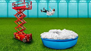 Больно ли упасть с высоты в бассейн пупырчатой пленки?