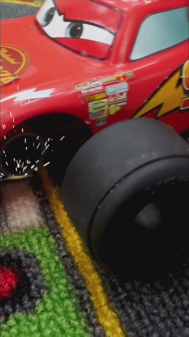 Маквин и Желтая машинка устроили гонку, но у Маквина отвалилось колесо! 💥 #Тачки #Гонки #ДляДетей смотреть онлайн