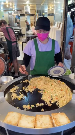 Мастер приготовления жареного риса с яйцом на Тайване🍳