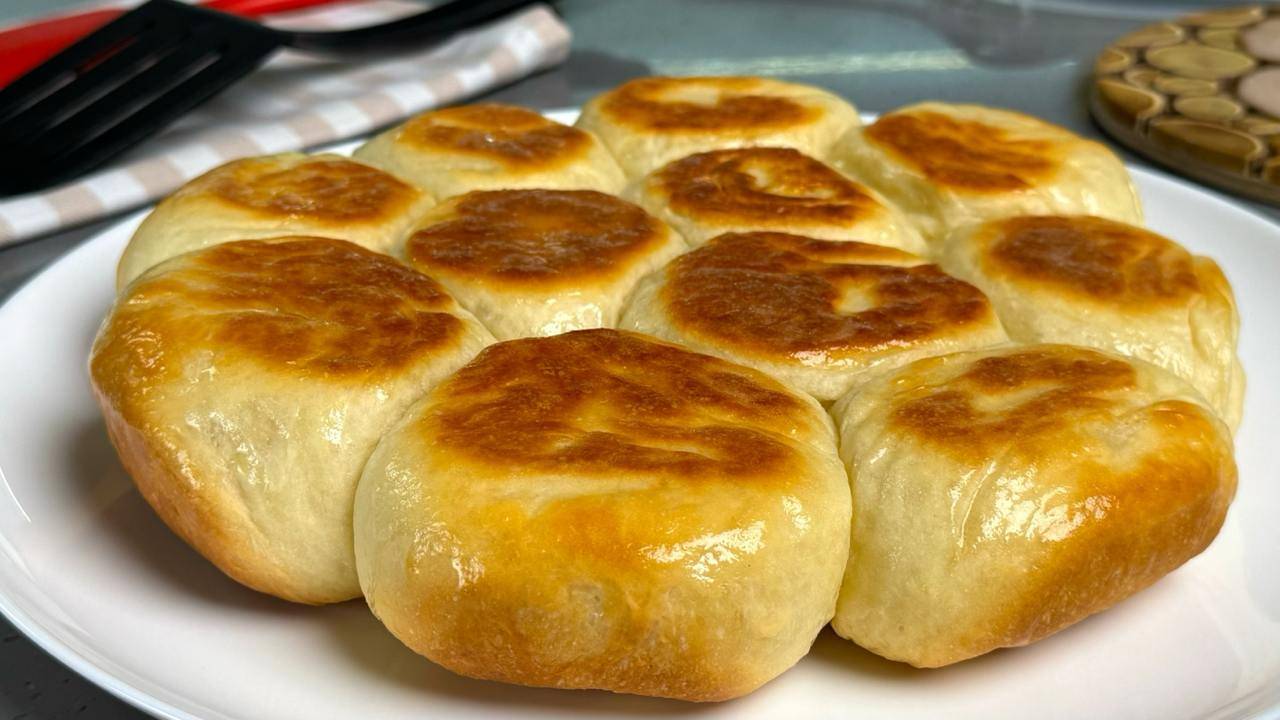 Без ДУХОВКИ! Хлеб на сковороде! Все очень ПРОСТО ! Хрустящая корочка и мягкий мякиш , очень вкусно! смотреть онлайн