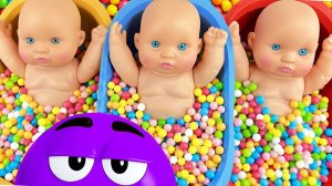 Мультики для детей. Перемешиваем шарики в ванночках с куклами. Смотреть онлайн для детей и малышей.