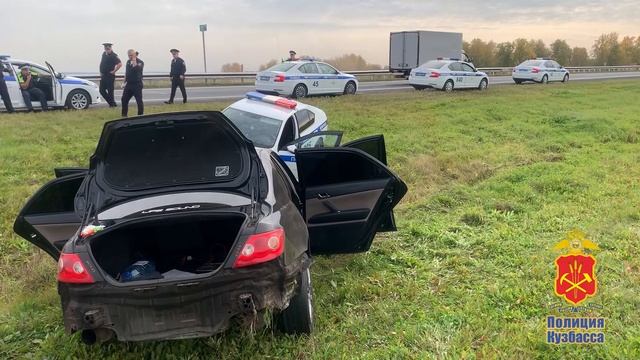 В Кемеровской области – Кузбассе полицейские в результате погони задержали лихача смотреть онлайн