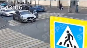 Водитель BMW в Москве избил пешехода прямо на переходе.
